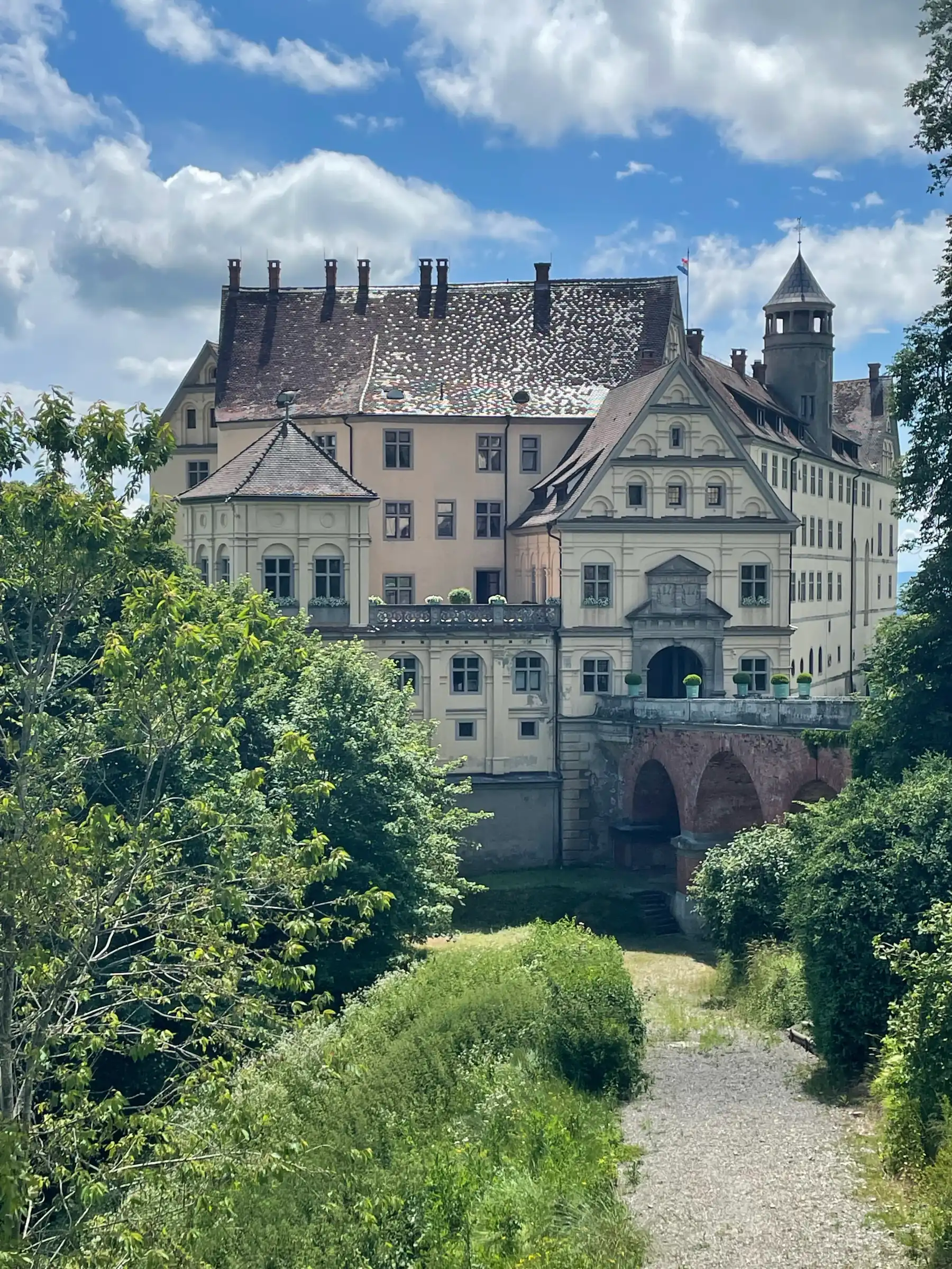 Außenansicht von Schloss Heiligenberg am Bodensee mit Zufahrtsbrücke