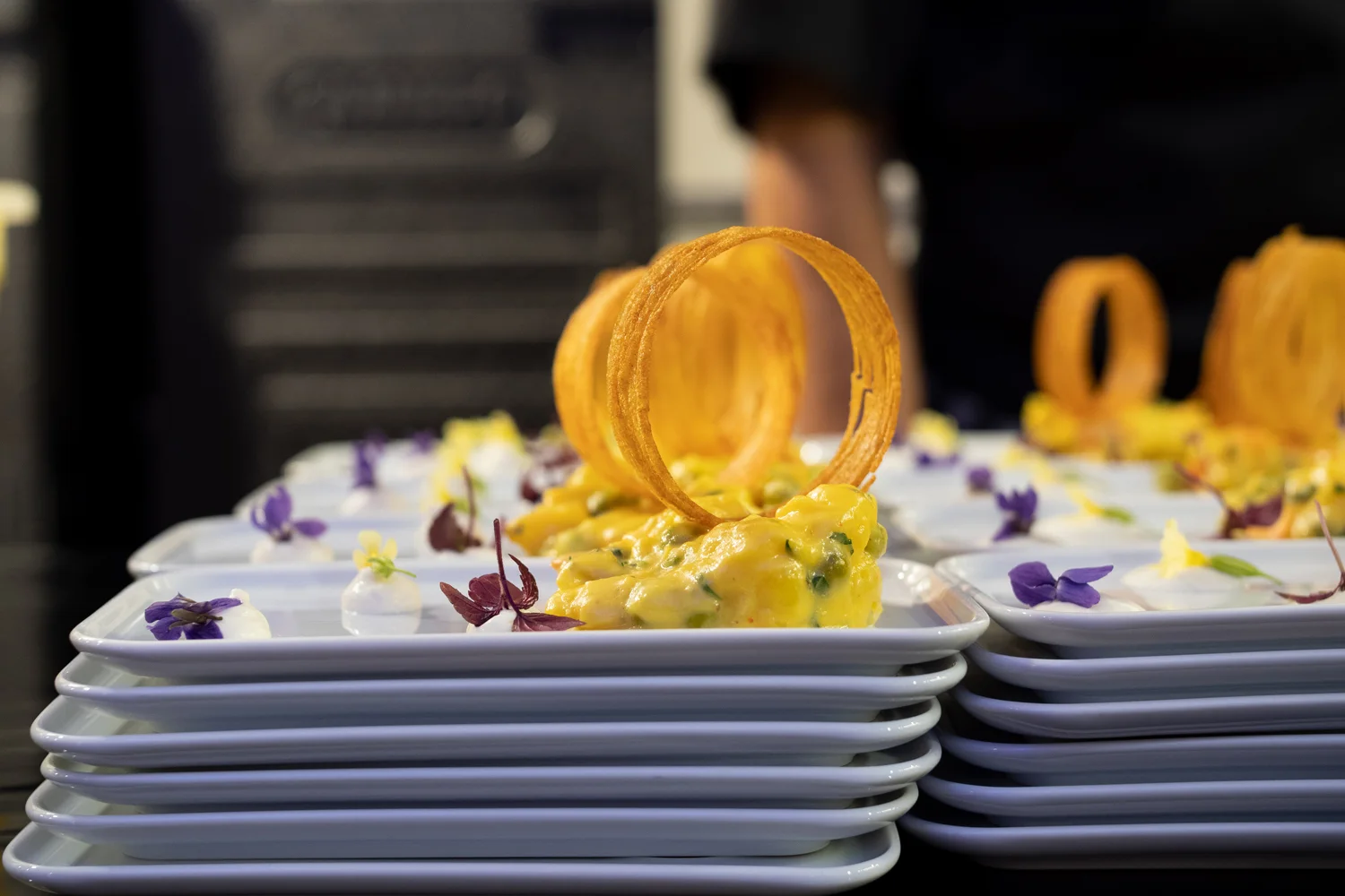 Desserts mit Karamell und essbaren Blüten
