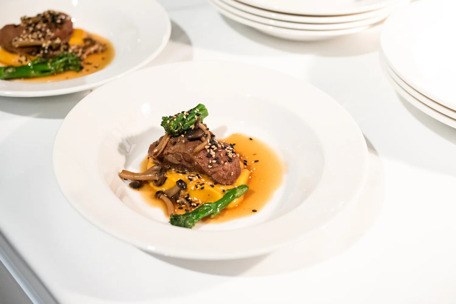 Angerichteter Teller mit Rinderfilet, Pilzen und Broccolini