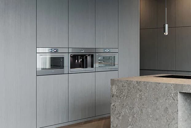 Backofen und Dampfgarer im Hochschrank einer Küche